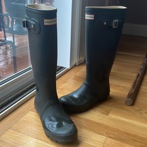 Hunter tall rain boots great condition